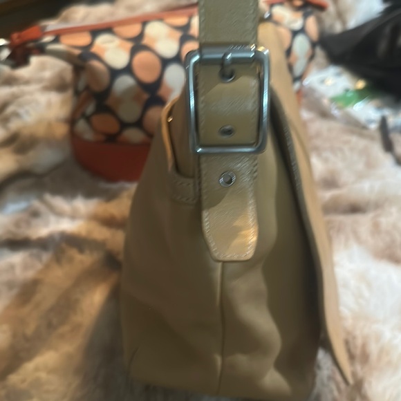 Elegant Tan Leather Shoulder Bag - Picture 3 of 10